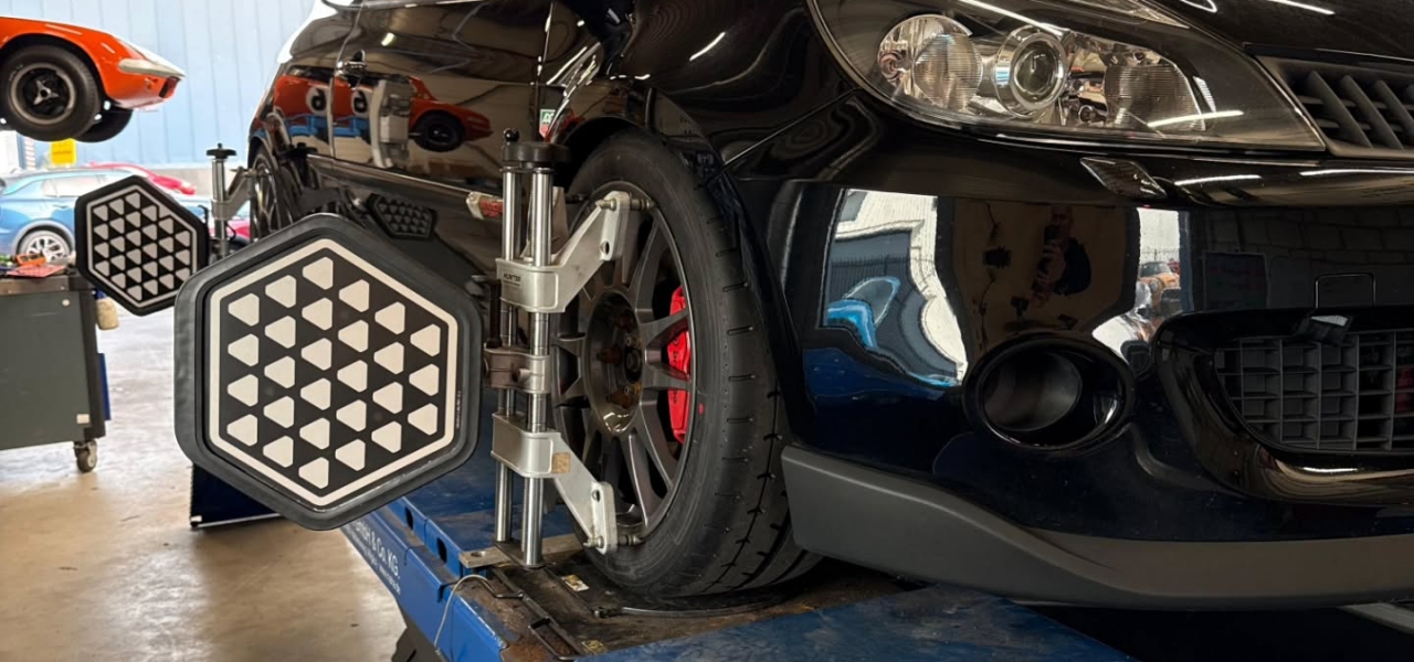 Auto in de werkplaats van Beek Auto Racing